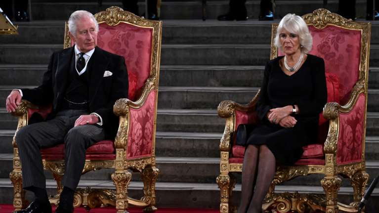 Αφεντικό από την κόλαση ο βασιλιάς Κάρολος: Τηλεφωνεί τα μεσάνυχτα στους υπαλλήλους του, τους &quot;βασανίζει&quot;