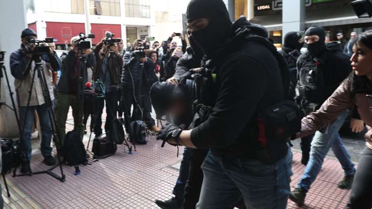 Ρέντη: Με σκυμμένο κεφάλι στον ανακριτή ο 18χρονος που τραυμάτισε σοβαρά τον αστυνομικό - Βαριές οι κατηγορίες