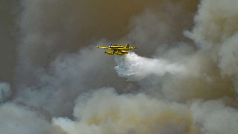 Ανεξέλεγκτη η φωτιά στη Βαρυμπόμπη: Στα πρώτα σπίτια της Δροσοπηγής οι φλόγες - Μήνυμα 112: Εκκενώστε τώρα προς Αθήνα