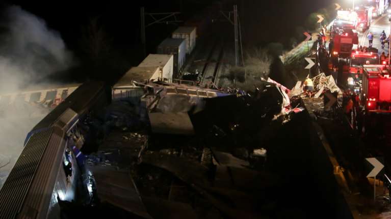 Σύγκρουση τρένων στα Τέμπη: Παρέμβαση Ντογιάκου για τα αίτια - Στον εισαγγελέα Λάρισας η εποπτεία των ερευνών