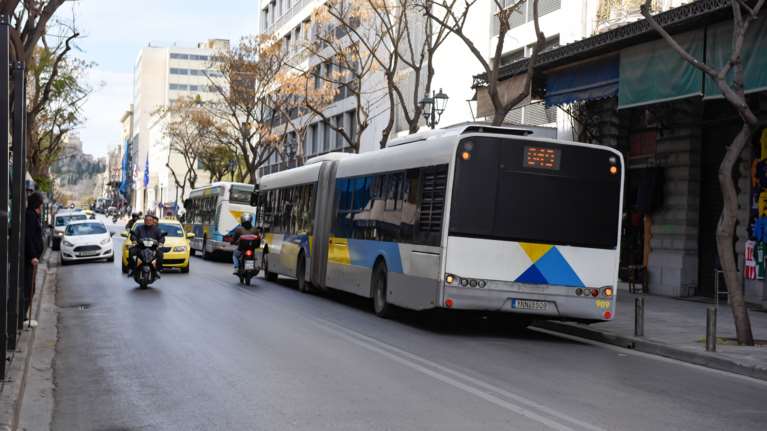 Στάσεις εργασίας σε λεωφορεία και τρόλεϊ την Πρωτομαγιά - Ποιες ώρες θα κινηθούν