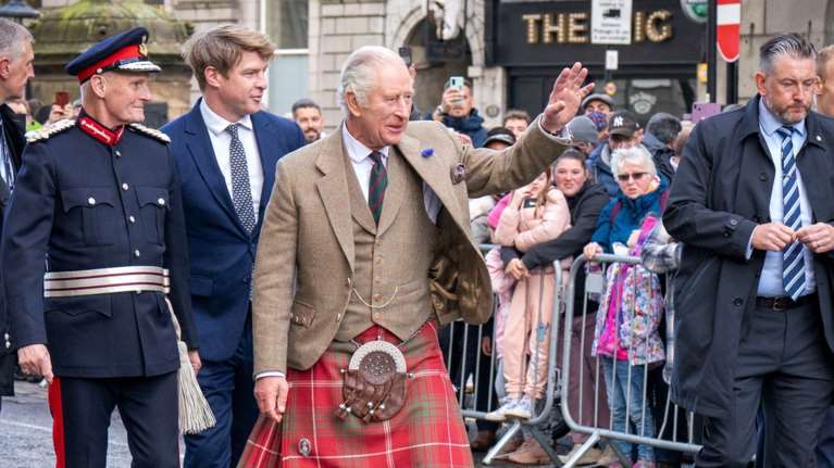 Δύσκολοι καιροί για βασιλιάδες: Ο &quot;κακός γιος&quot; Κάρολος τρέμει την 9η Νοεμβρίου -  &quot;Απεχθής&quot; και &quot;απόλυτη ντροπή&quot;
