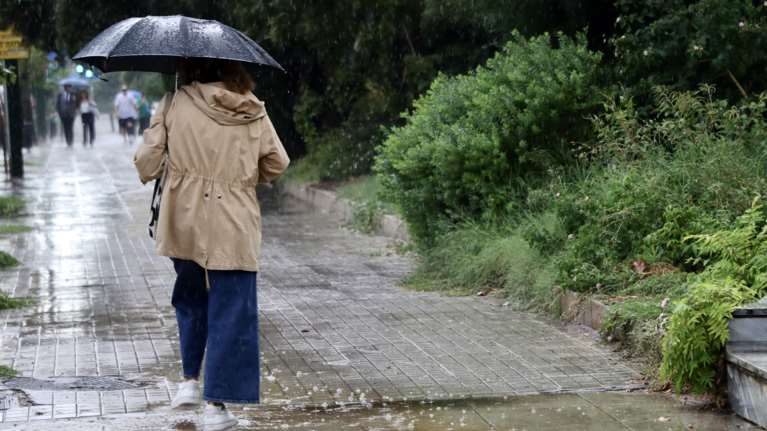 Καιρός: Βροχές και πτώση της θερμοκρασίας σήμερα - Πότε ανεβαίνει ξανά ο υδράργυρος
