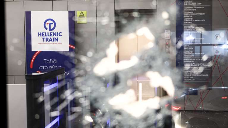 Hellenic Train: Καταδρομική επίθεση στα γραφεία της- Ομάδα 30 ατόμων πέταξε πέτρες [Εικόνες]