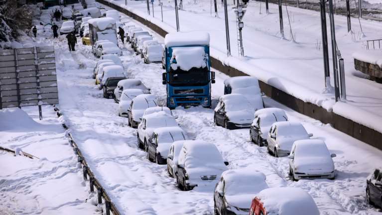 Αττική Οδός: Ξεκινούν οι διαδικασίες για την καταβολή των 2.000 ευρώ στους εγκλωβισμένους της κακοκαιρίας