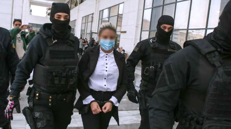 Ολη η απολογία της Εφης Κακαράντζουλα για την επίθεση με βιτριόλι: &quot;Ηθελα να πονέσει η Ιωάννα, γιατί με περιέπαιζε&quot;