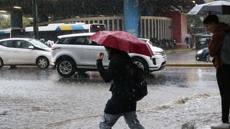 Καιρός: Ισχυρά φαινόμενα τις επόμενες ώρες - Βροχές και καταιγίδες από το απόγευμα