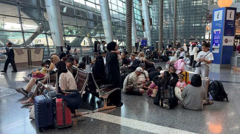 Ηνωμένα Αραβικά Εμιράτα: Χιλιάδες επιβάτες αποκλείστηκαν στο αεροδρόμιο της Ντόχα - Μεγάλες ουρές στο Ντουμπάι [εικόνες]