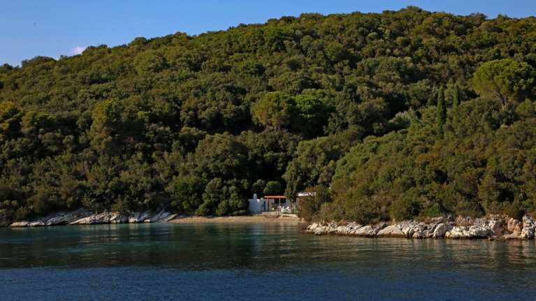 Σε δημόσια διαβούλευση το νομοσχέδιο για τις παραλίες, τις ομπρέλες και τις ξαπλώστρες- Τι προβλέπει