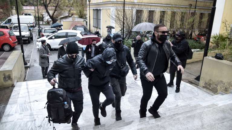 Άγριος ξυλοδαρμός σταθμάρχη: Αυτό είναι το βίντεο που τους πρόδωσε