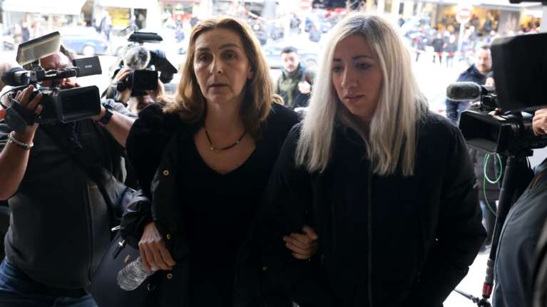 Δίκη Αλκη Καμπανού: &quot;Τέρατα&quot; αποκάλεσε τους &quot;12&quot; η μητέρα του 19χρονου - Ανατριχίλα από τα βίντεο της δολοφονικής επίθεσης