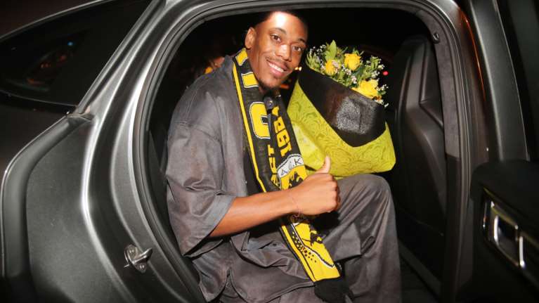 ΑΕΚ: Αποθεωτική υποδοχή του Αντονί Μαρσιάλ από εκατοντάδες οπαδούς στο αεροδρόμιο [εικόνες - βίντεο]