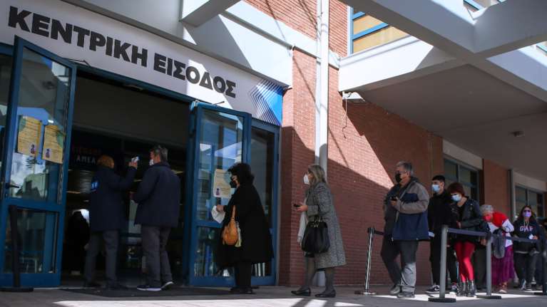 Άνοιξε η πλατφόρμα για την τρίτη δόση: Τι ισχύει για όσους νόσησαν ή εμβολιάστηκαν με J&amp;J