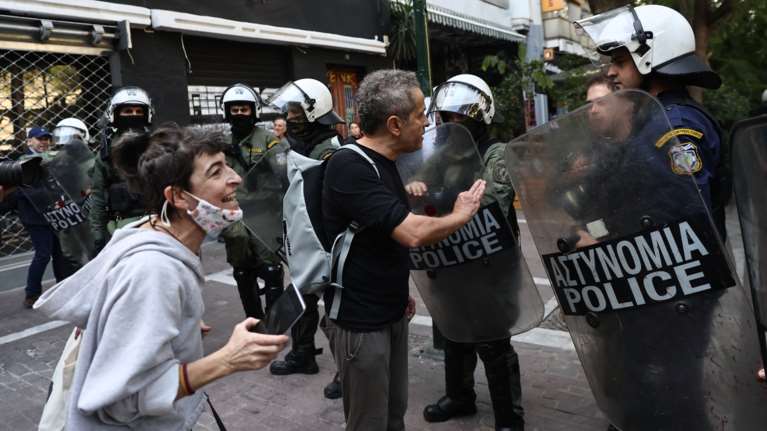 Εξάρχεια: Νέα ένταση για την κοπή δέντρων λόγω του μετρό – Τέσσερις προσαγωγές [εικόνες]