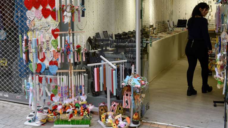 Ποιες ώρες θα είναι ανοιχτά σήμερα τα καταστήματα - Το ωράριο λειτουργίας του Μ. Σαββάτου