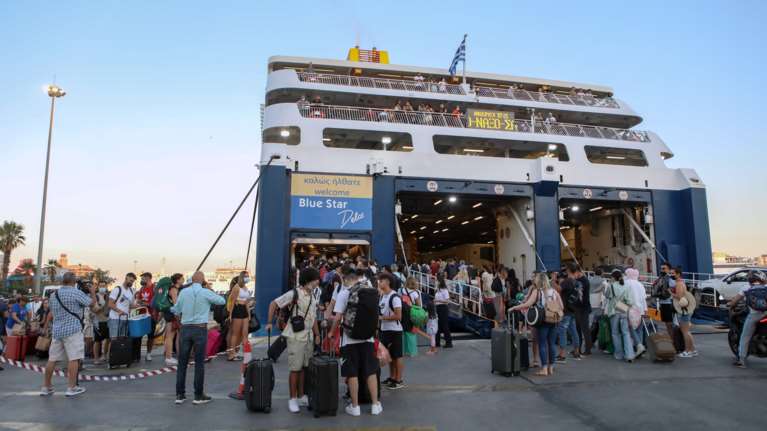 Γεμάτα τα πλοία: &#39;&#39;Δραπετεύουν&#39;&#39; για τα νησιά οι αδειούχοι -  55.502 επιβάτες θα αναχωρήσουν το Σαββατοκύριακο [εικόνες, βίντεο]