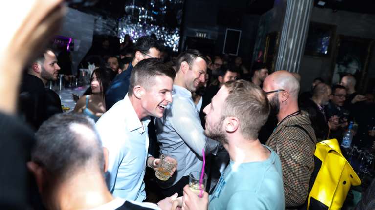 Στέφανος Κασσελάκης και Τάιλερ γιόρτασαν την ισότητα στον γάμο σε γκέι μπαρ στο Γκάζι – Τι είπε για τον Πολάκη [εικόνες]