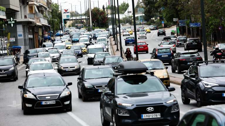 Ετσι θα ξετρυπώνει η  ΑΑΔΕ τα ανασφάλιστα, τα δήθεν ακινητοποιημένα και οχήματα με απλήρωτα τέλη – Τα τσουχτερά πρόστιμα