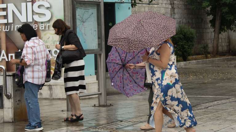 Καιρός: Συννεφιά και μικρή πτώση της θερμοκρασίας - Βροχές και καταιγίδες και στην Αττική