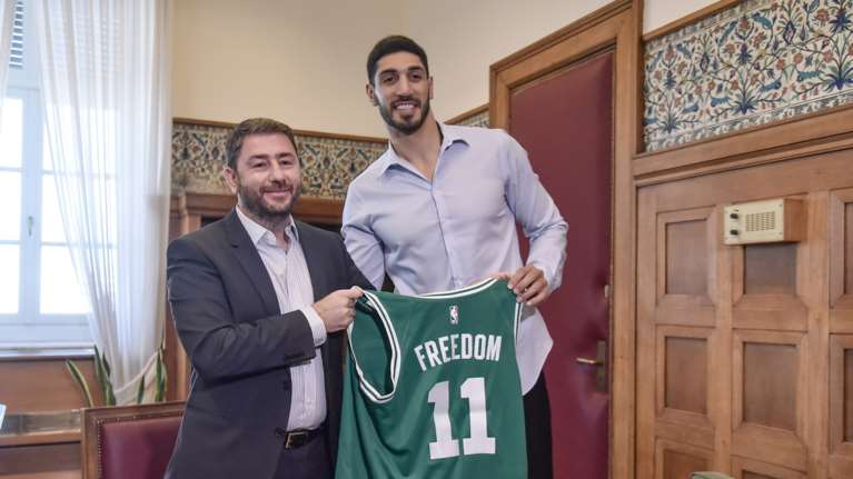 Συνάντηση Ανδρουλάκη με τον σταρ του ΝΒΑ και πολέμιο του Ερντογάν, Ενές Καντέρ: &quot;Το πράσινο είναι το αγαπημένο μας χρώμα&quot;