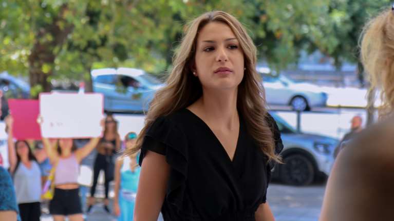 Γεωργία Μπίκα: Στην ανακρίτρια η 26χρονη - &quot;Ούτε άρπαξα, ούτε εξύβρισα κανέναν&quot; [Βίντεο]