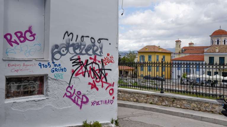 Πώς έγινε η αιματηρή ληστεία στην Ακρόπολη - Σε σοβαρή κατάσταση ο 18χρονος που τον μαχαίρωσαν