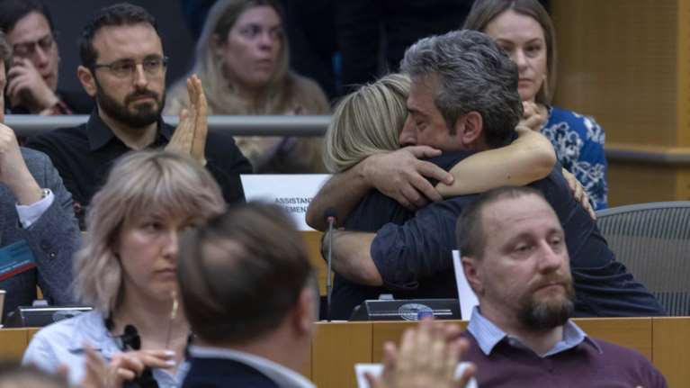 Η συγκλονιστική αγκαλιά της Μαρίας Καρυστιανού με τον Παύλο Ασλανίδη - "Σας ευχαριστούμε που είστε δυνατή" [εικόνες]