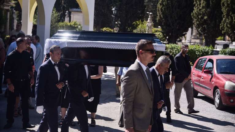 Κηδεία Ηλία Βουγιουκλάκη: Το τελευταίο αντίο στον πρώην βουλευτή Πειραιά της ΝΔ [Εικόνες - Βίντεο]