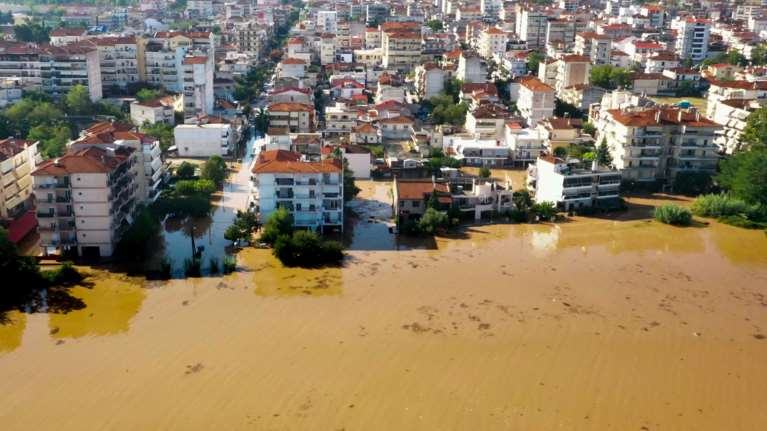 Οδηγίες του υπουργείου Υγείας για προστασία μετά από τις πλημμύρες - &quot;Πετάξτε τα τρόφιμα που ήρθαν σε επαφή με τα νερά&quot;