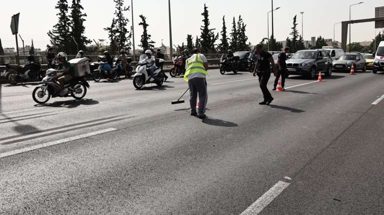 Τροχαίο με νταλίκα και ΙΧ στον Κηφισό προκάλεσε μποτιλιάρισμα χιλιομέτρων - Live η κίνηση στους δρόμους