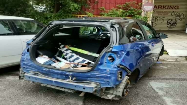 Θεσσαλονίκη: Θρασύτατοι διαρρήκτες της άφησαν &#39;&#39;γυμνό&#39;&#39; το αυτοκίνητο - Πήραν ζαντολάστιχα, μπαταρία, μέχρι και το... ταμπλό