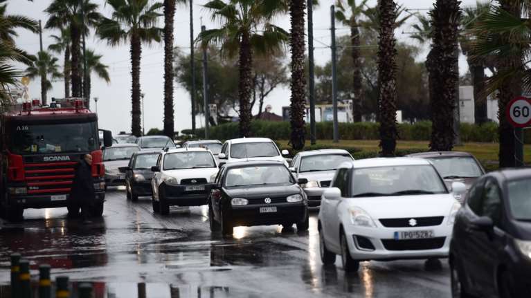 Χάος στους δρόμους: Μεγάλο μποτιλιάρισμα στην Ποσειδώνος λόγω πλημμύρας - Στις φλόγες ΙΧ στον Κηφισό [βίντεο]