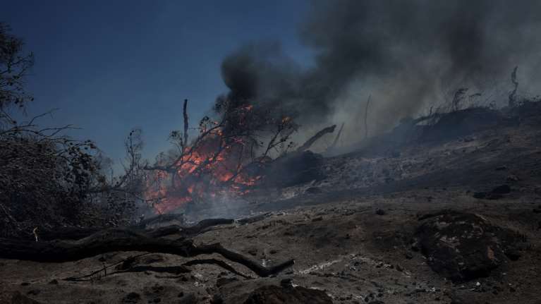 Φωτιά στην Ύδρα: Καίγεται χαμηλή βλάστηση - Ισχυροί άνεμοι στην περιοχή