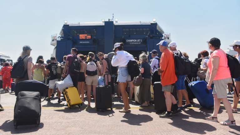 Τριήμερο Αγίου Πνεύματος: Κερδισμένοι οι προορισμοί &quot;outsiders&quot; - Οι τιμές για όσους ταξιδέψουν τελευταία στιγμή με αυτοκίνητο