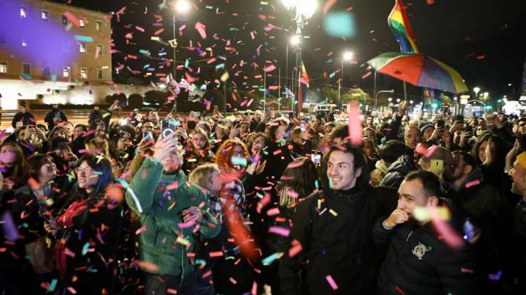 Ομόφυλα ζευγάρια: Ξέσπασαν σε πανηγυρισμούς οι ΛΟΑΤΚΙ έξω από τη Βουλή - Δάκρυα χαράς και συγκίνηση [εικόνες]