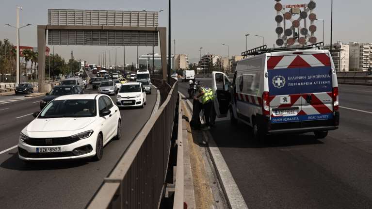 Μποτιλιαρισμένος ξανά ο Κηφισός λόγω καραμπόλας τεσσάρων οχημάτων στην άνοδο - Κίνηση και στην παραλιακή - Δείτε live