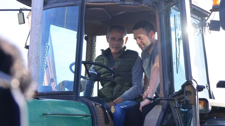 Καρδίτσα: Βόλτα με τρακτέρ στο μπλόκο των αγροτών ο Στέφανος Κασσελάκης [Εικόνες - Βίντεο]