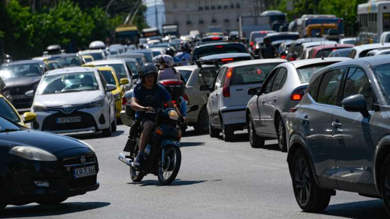Ατελείωτο μποτιλιάρισμα στην κάθοδο του Κηφισού λόγω τροχαίων - Καθυστερήσεις 25΄ στην Αττική Οδό - Δείτε live την κίνηση