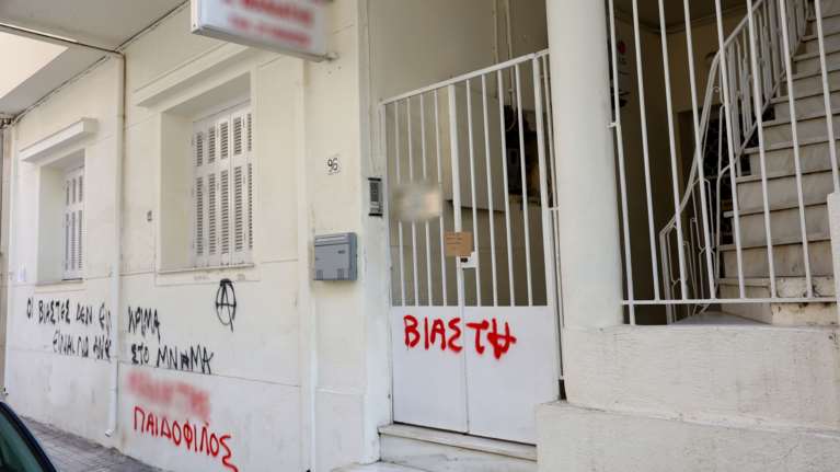 Βιασμός 12χρονης στον Κολωνό: &quot;Το παιδί έχει αφεθεί στην τύχη του - Της είπαν &quot;πάρε βιβλία και διάβαζε μόνη σου&quot;