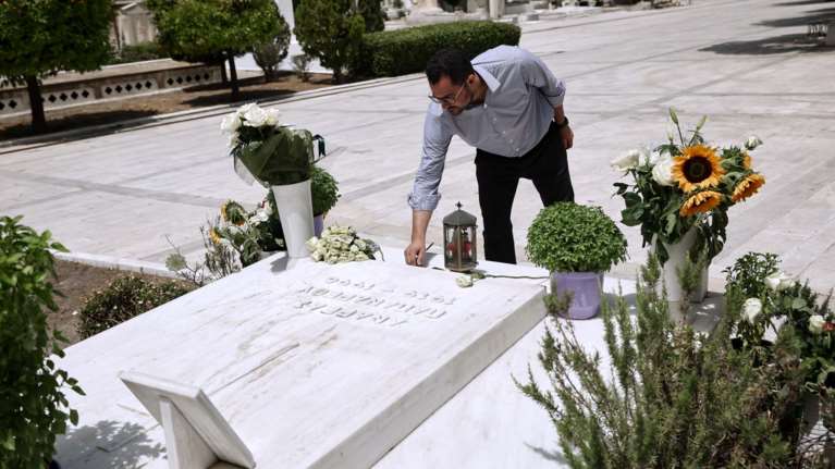 Ο νέος γραμματέας του ΠΑΣΟΚ άφησε ένα λουλούδι στον τάφο του Ανδρέα Παπανδρέου [εικόνες]
