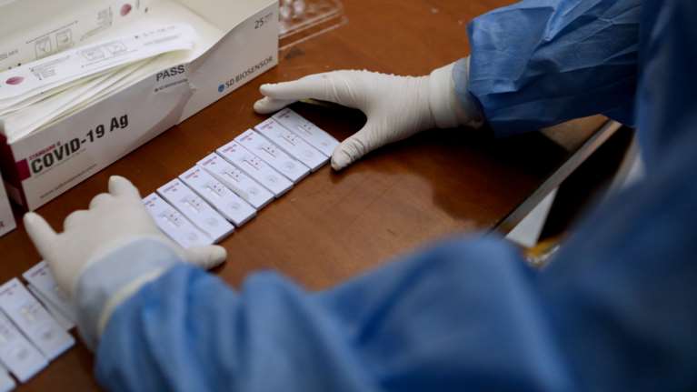 Επιτροπή ειδικών: Τέλος τα πιστοποιητικά νόσησης με rapid test για τους ανεμβολίαστους - Μόνο με μοριακό