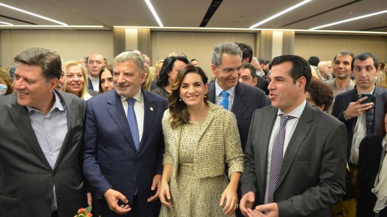 Η Όλγα Κεφαλογιάννη έκοψε πρωτοχρονιάτικη πίτα  - Ποιοι επώνυμοι έδωσαν το παρών [εικόνες]