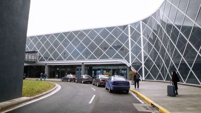 Τραυματίστηκε εργαζόμενος στο "Μακεδονία" από το αυτοκίνητο του Δένδια - Τι απαντούν πηγές του ΥΠΕΞ στον ΣΥΡΙΖΑ