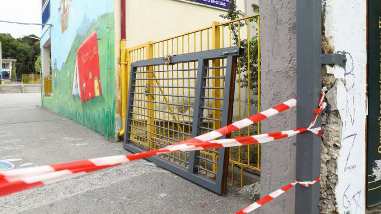 Κηφισιά: Πόρτα καταπλάκωσε μαθητές σε Δημοτικό - Τρία παιδιά τραυματισμένα, το ένα μεταφέρθηκε στο νοσοκομείο