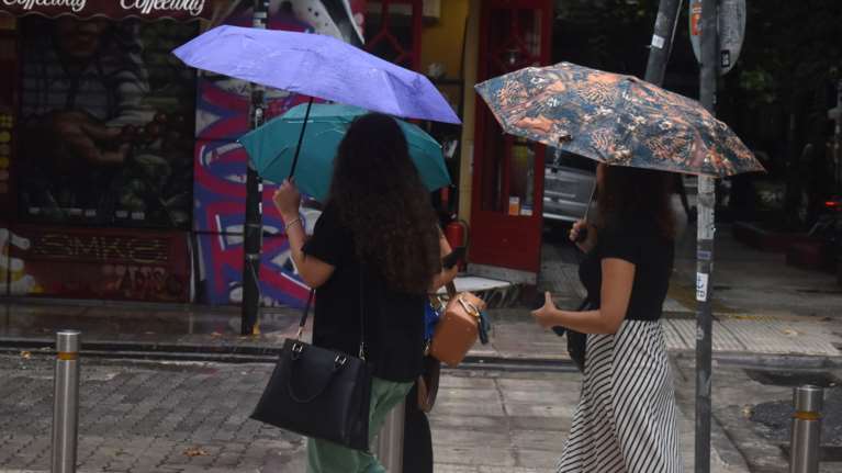 Καιρός: Συννεφιά σήμερα με βροχές και θερμοκρασία έως 23 βαθμούς - Ποιοι θα κάνουν Πρωτομαγιά με βροχή