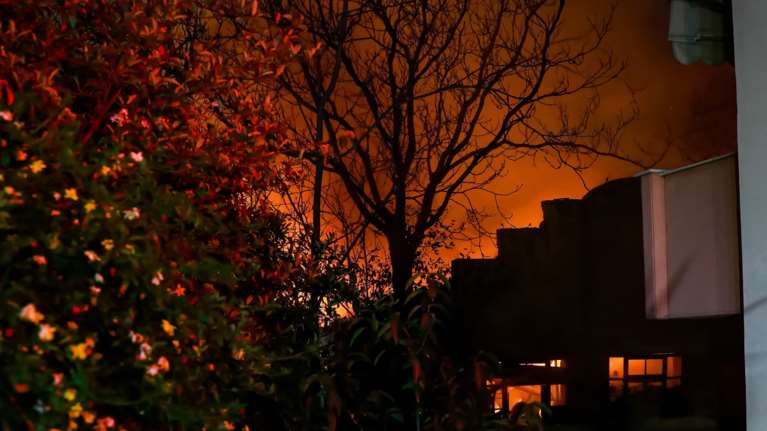 Οργή στον δήμο Αθηναίων για τη φωτιά στην Εριουργία στα Άνω Πατήσια - Να περιέλθει σε εμάς, ζητά ο Χάρης Δούκας