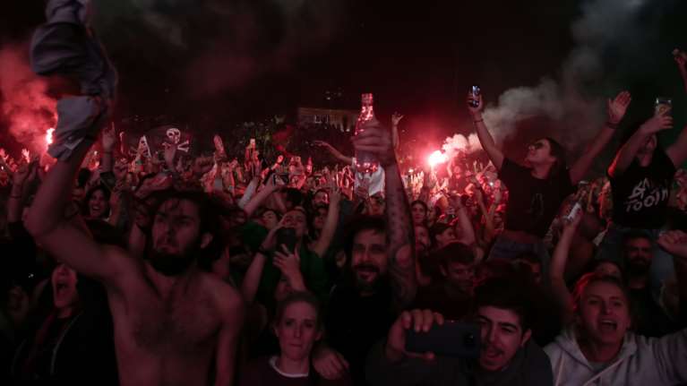 Ο Θανάσης Παπακωνσταντίνου δυσανασχετεί για τα καπνογόνα στις συναυλίες του: &quot;Πρέπει να σταματήσει η μόδα αυτή&quot;