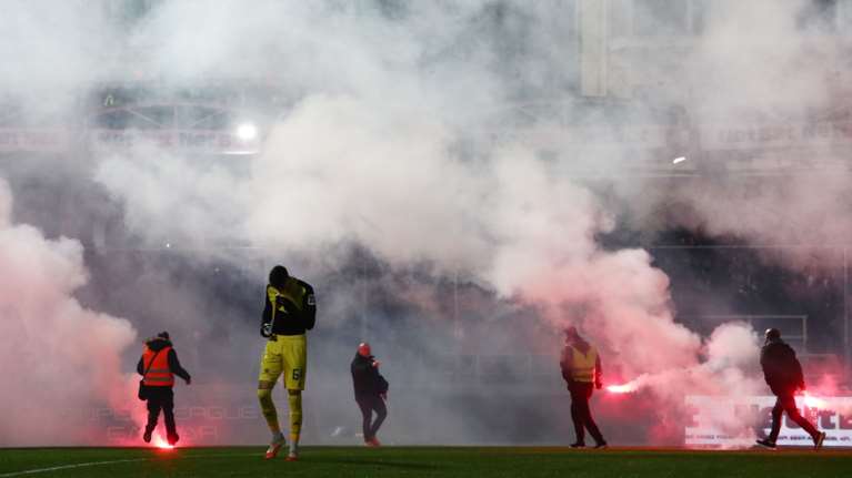 ΠΑΣ Γιάννινα - Ολυμπιακός: Προσωρινή διακοπή στο ματς λόγω επεισοδίων [Εικόνες]