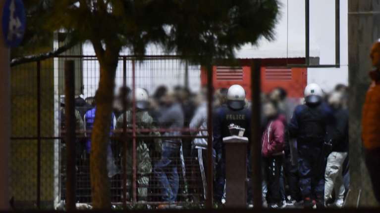 Ρέντης: &quot;Μας είπαν ότι θα επιτεθούμε στους αστυνομικούς&quot; - Τα πρώτα λόγια του 18χρονου που ομολόγησε για τη φωτοβολίδα