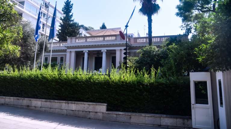 Στην αντεπίθεση το Μαξίμου: Δικαιολογίες και υπεκφυγές ΣΥΡΙΖΑ για να καταψηφίσει τη συμφωνία με τη Γαλλία